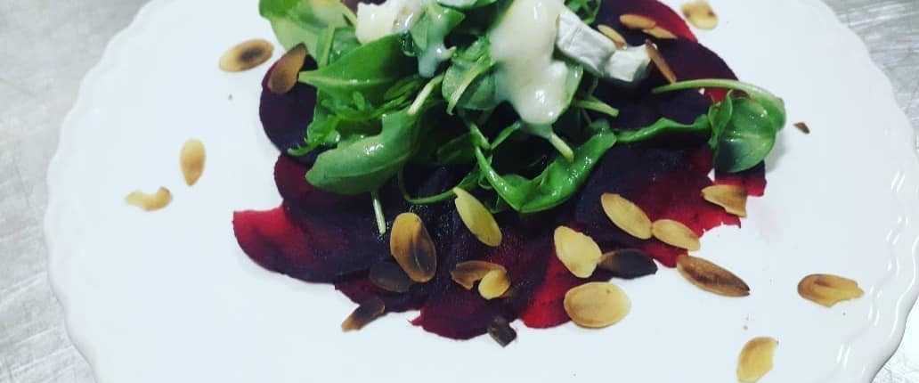 carpaccio de beverave avec fromage chevre tiede