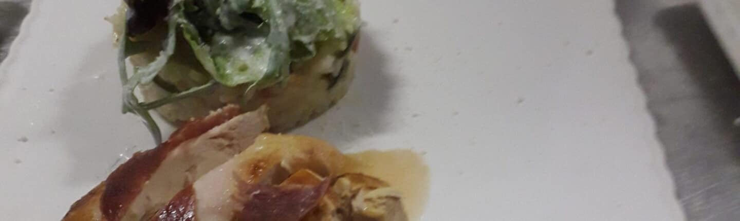 Gevulde kip in jasje van jambon cru met een groenterisotto Gevulde kip in jasje van jambon cru met een groenterisotto