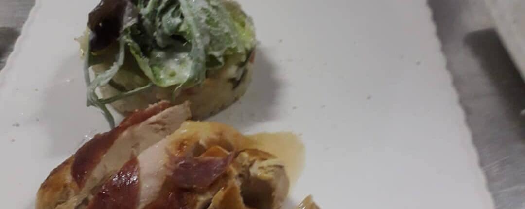 Gevulde kip in jasje van jambon cru met een groenterisotto Gevulde kip in jasje van jambon cru met een groenterisotto